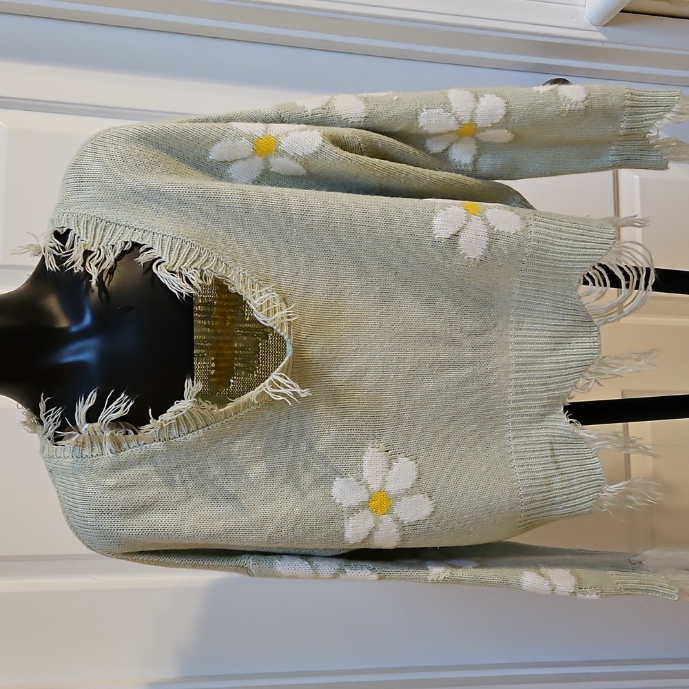POLLY & ESTHER Frayed Daisy Cropped Sweater - M